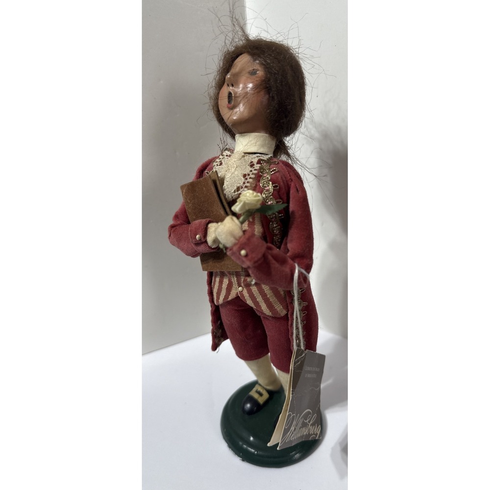 2005 Byers Choice Williamsburg WhiteRose Book Courting Boy Christmas Caroler 10"